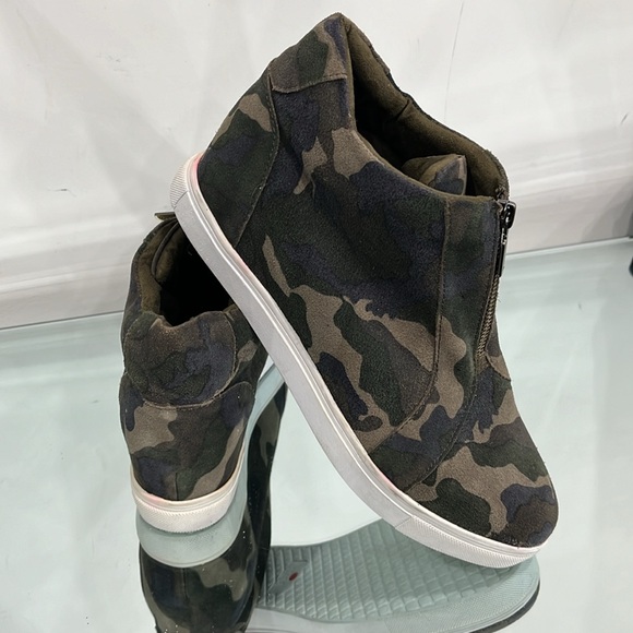 Blondo Glenda Waterproof Sneaker Bootie Shoes Camo Green Leather Vamp Zipper 11 - Picture 13 of 15
